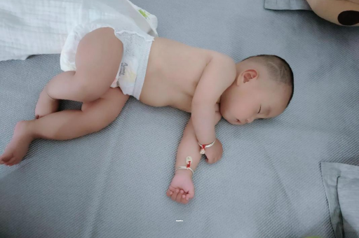 扬州宝宝胳膊上起红疙瘩